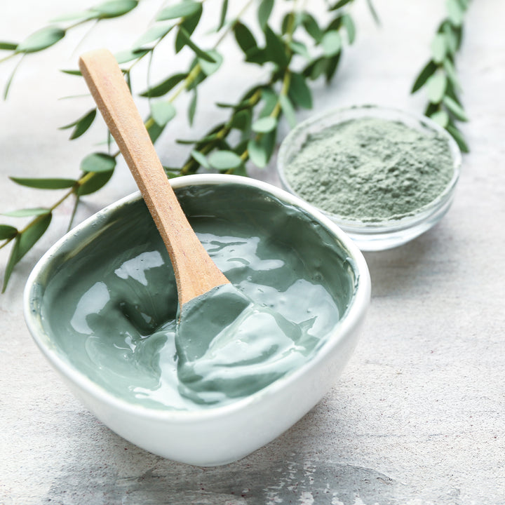 A mixed bowl of green clay face mask with moringa & green tea is loaded with antioxidants that protect the skin.
